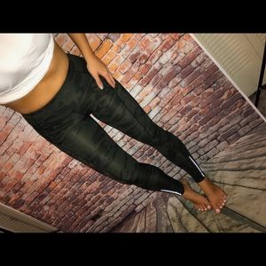 NWT lulu Sz 2 fast n free 28” camo